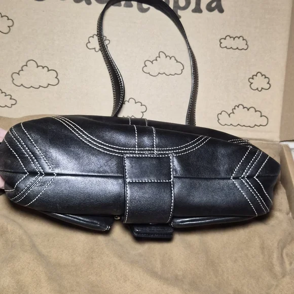 Vintage Coach Soho๐ฅ๐ฑ Black Leather Buckle Flap Shoulder Bag - Y2K Style - Picture 5 of 10